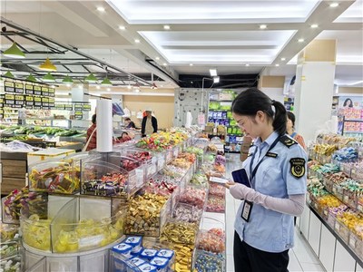 青陽縣市場監管局廟前市場監管所開展國慶節前旅游市場安全檢查，全面規范日用百貨銷售